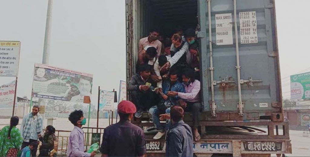 मालवाहक गाडीभित्र लुकेर वीरगञ्ज पुगेका ५२ जना पक्राउ