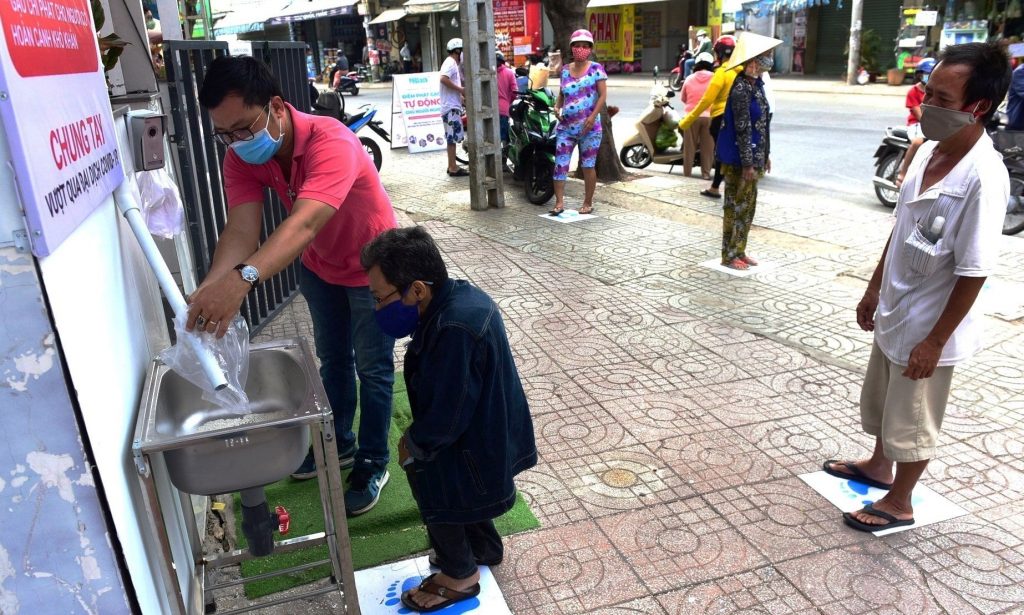 कोरोना कहर : विपन्न मजदुरलाई ‘एटीएम’बाट चामल वितरण