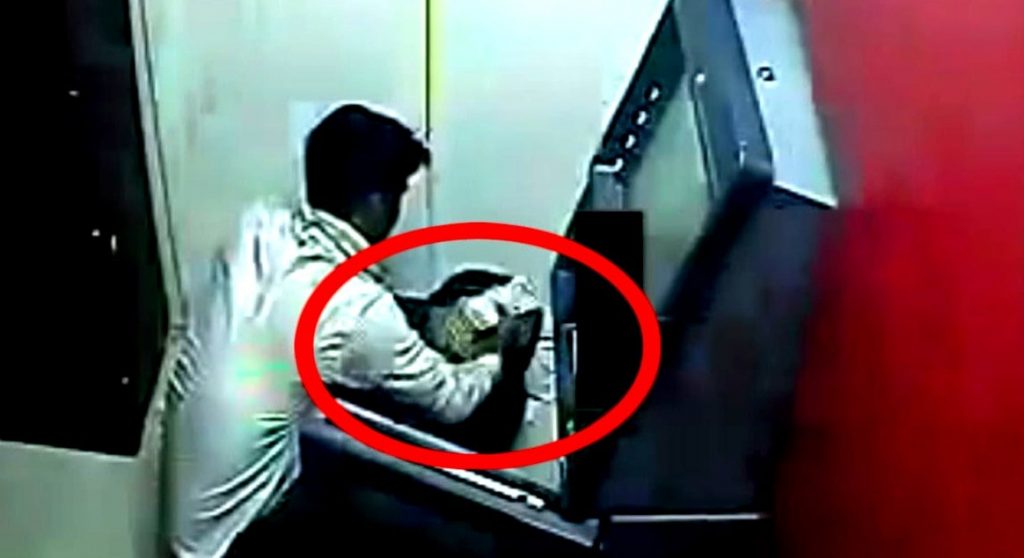 चाेरले एटिएम फुटाएर पैसा झिक्दै गरेकाे बेला प्रहरी आएपछि…