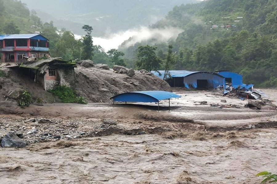सिन्धुपाल्चोकमा गाउँ नै बगर, १६ भन्दा बढी बेपत्ता