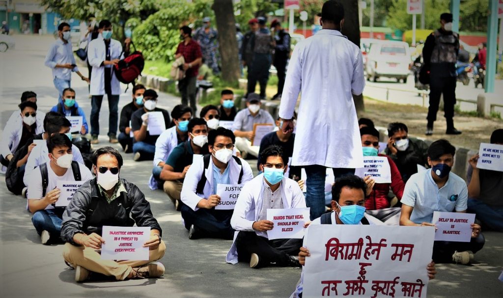 माइतीघरमा न्याय खोल्दै डाक्टरहरू…