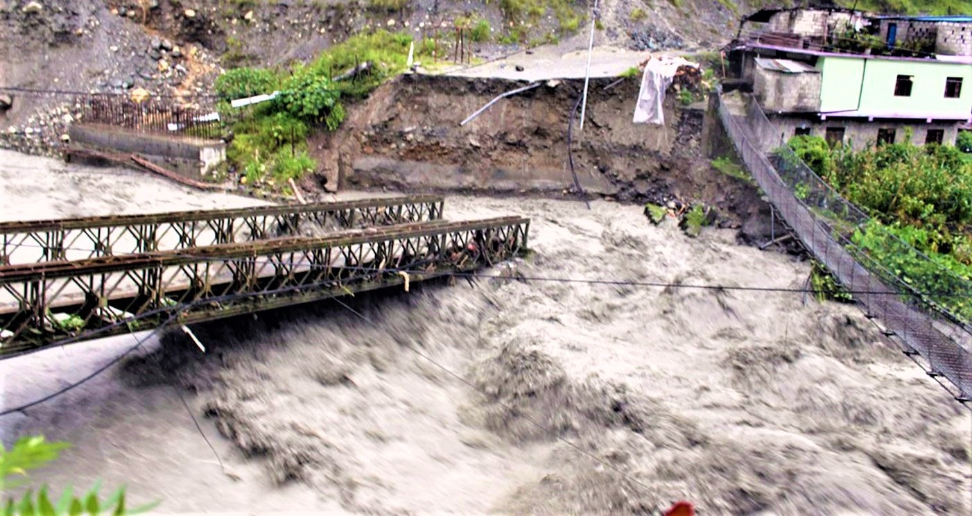म्याग्दी पहिरोले १२ को ज्यान लियो, तनहुँमा ४३ घरपरिवार सुरक्षित स्थानमा सारियाे image