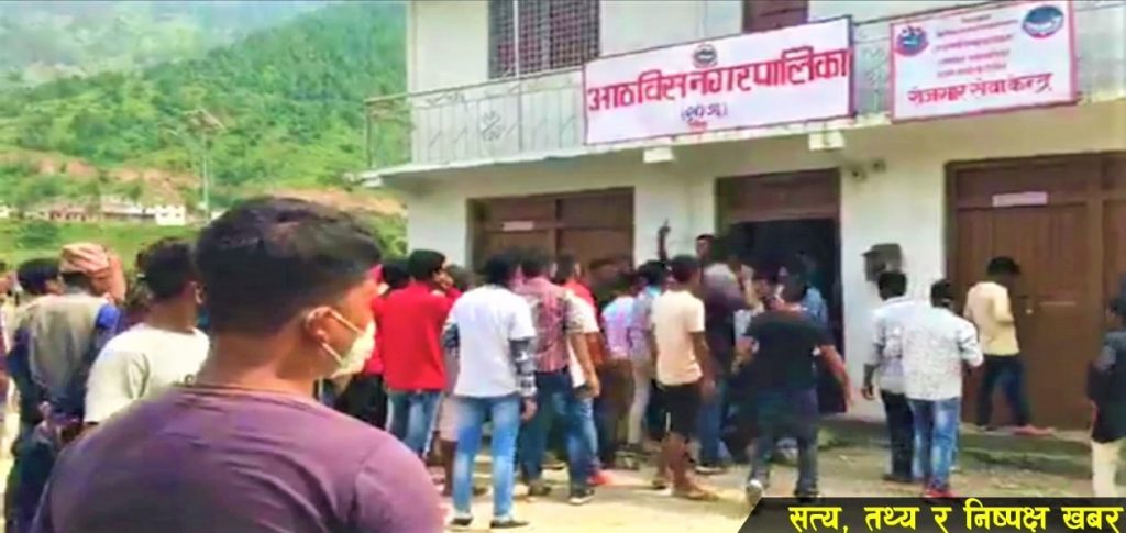 खुकुरी प्रहार पछि दैलेखको आठबीस नगरमा तनाव, न्यायका लागि युवाले घेरे नगरकार्यालय (भिडियाे)