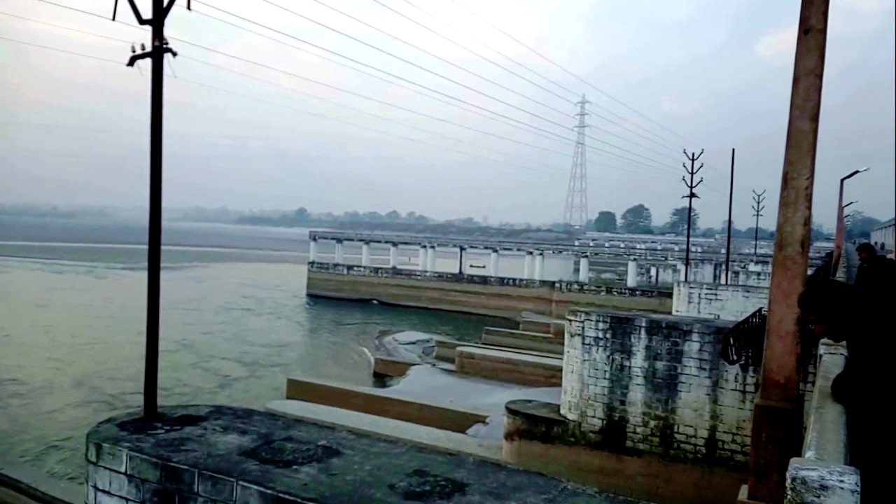 बहाव बढ्दै जाँदा गण्डक बाँध भत्किने अवस्थामा image