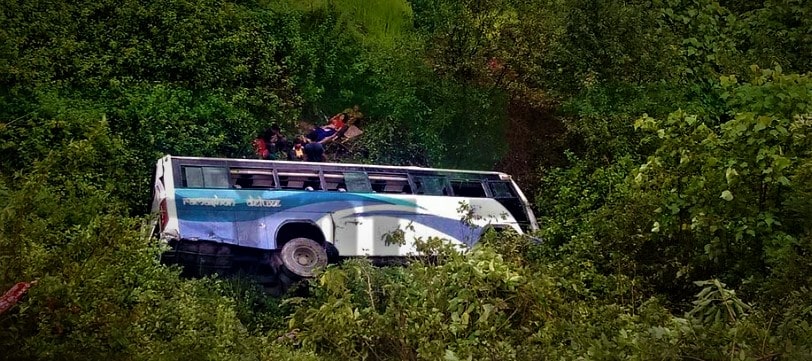 अछामका लागि छुटेको बस डोटीमा दुर्घटना, तीन जनाको मृत्यु, सातको अवस्था गम्भिर