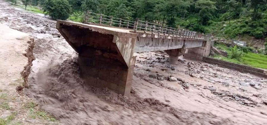 अछाममा  ४ जनाको ज्यान गयो, १९ जना बेपत्ता