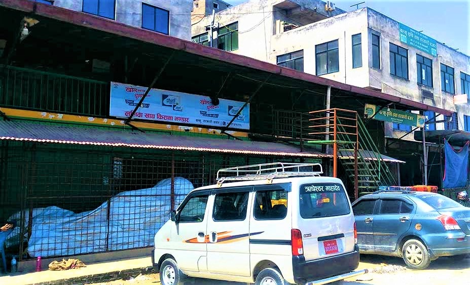 सरकारी जग्गामा व्यक्तिको रजाइ