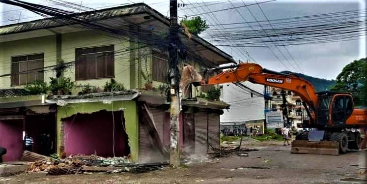 सडक मिचेर बनाइएका घर डोजर लगाएर भत्काइए