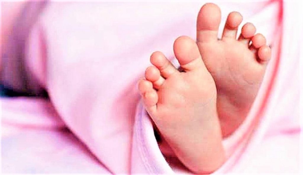 घरको गेटमा किचेर एक बालिकाको मृत्यु