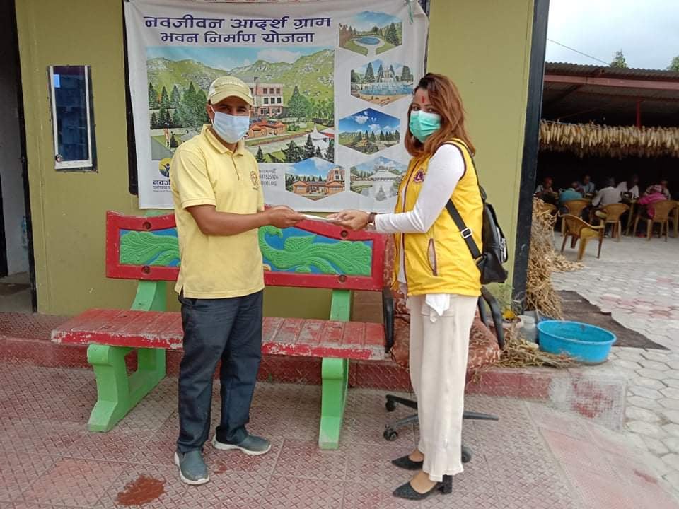 जन्मदिनमा बृद्धबृद्धालाई खाना खुवाउँदै आर्थिक सहयोग गर्ने मनकारी उर्मिला कार्की