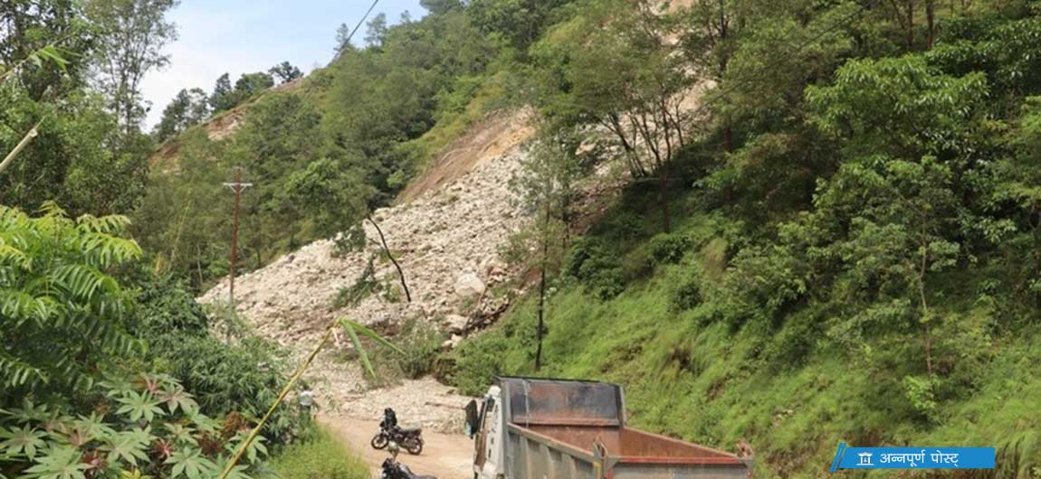 पर्वतको सहस्रधारामा पहिरो, मध्यपहाडी लोकमार्ग अवरुद्ध image