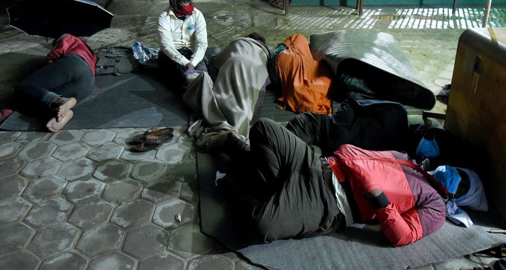 पीसीआरको पीडा : ‘टोकन’ लिन अघिल्लो दिन बेलुकी नै लाइनमा बस्छन् विरामी image