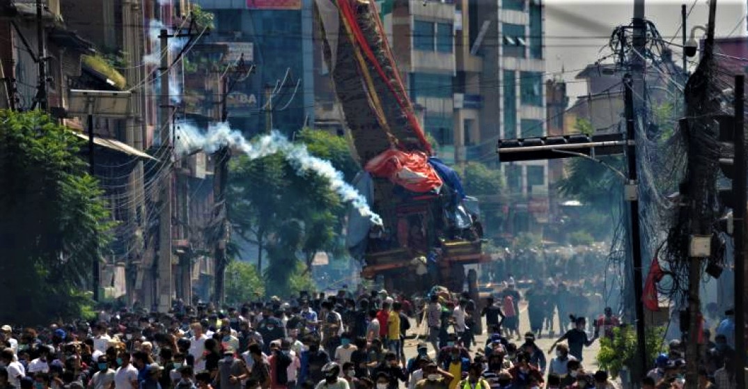 उपत्यकामा प्रहरी हस्तक्षेप, पानीको फोहरा र अश्रुग्याँस प्रहार image