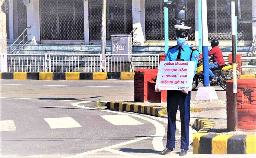 नबोल्ने ट्राफिक प्रहरीले सडकमा जनचेतना फिजाउदै