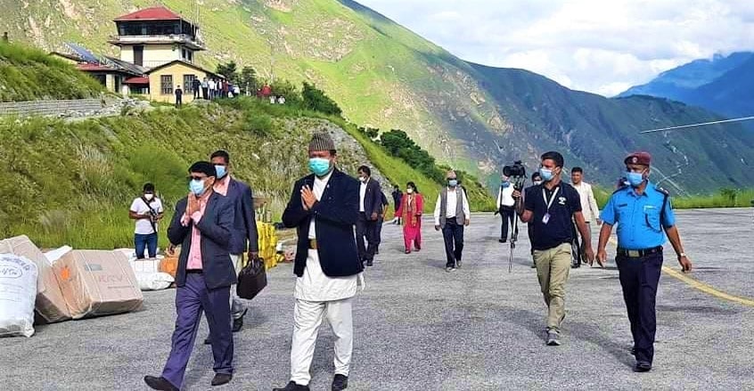 मुख्यमन्त्री भट्टसहितको टोलीद्धारा बाजुरा बाढि पिडीतलाई राहत बितरण image