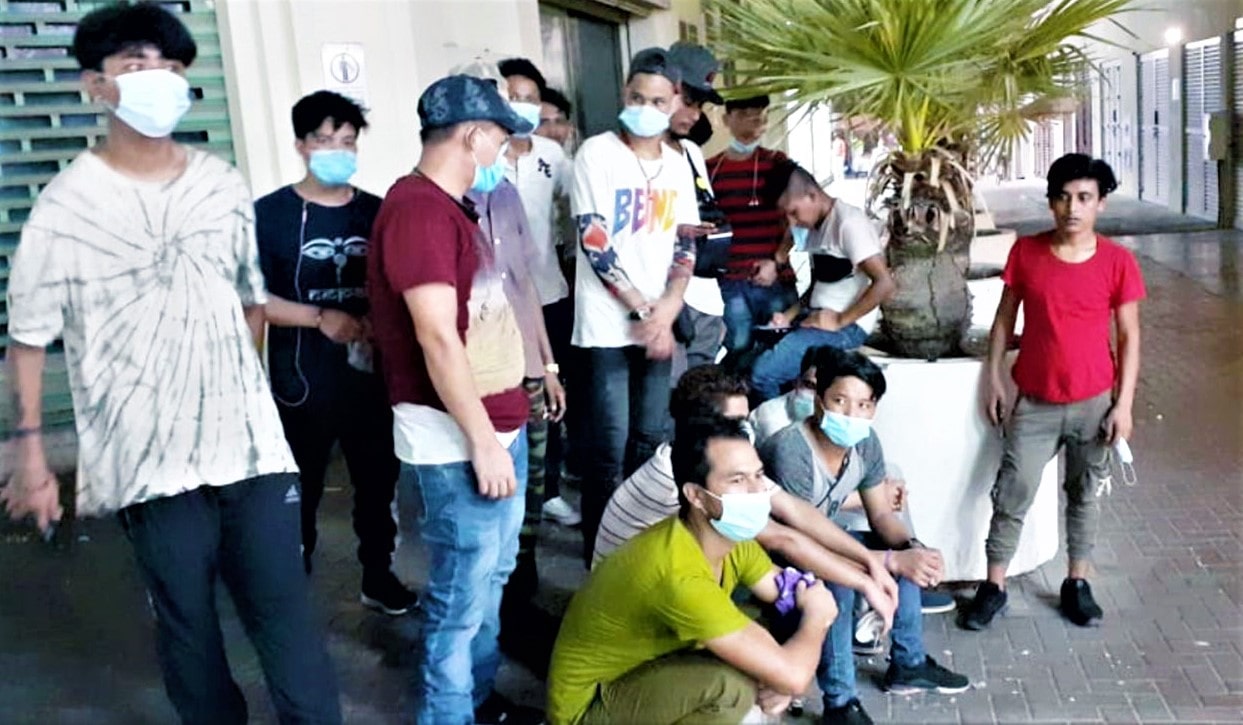 विदेशमा रहेका नेपाली रोजगारीसंग लड्ने कि महामारीसँग ? २४३ ले गुमाए ज्यान, ३७ हजार ६४७ संक्रमित image