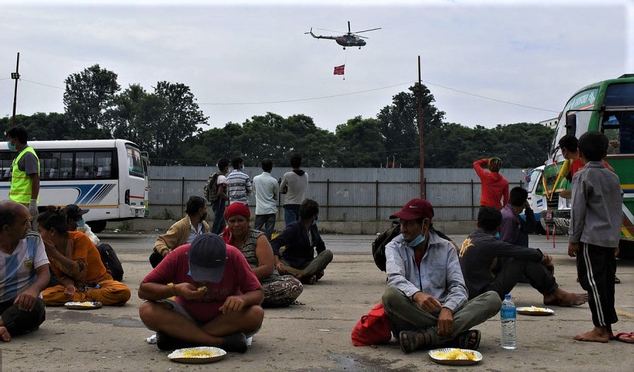 यता गाँसका लागि आँखा बिछ्याएकाहरू लस्करै बस्दा उता सैनिक मञ्चमा सलामी धुन र हेलिकप्टर पुष्पवृष्टि गर्दै थियो… image
