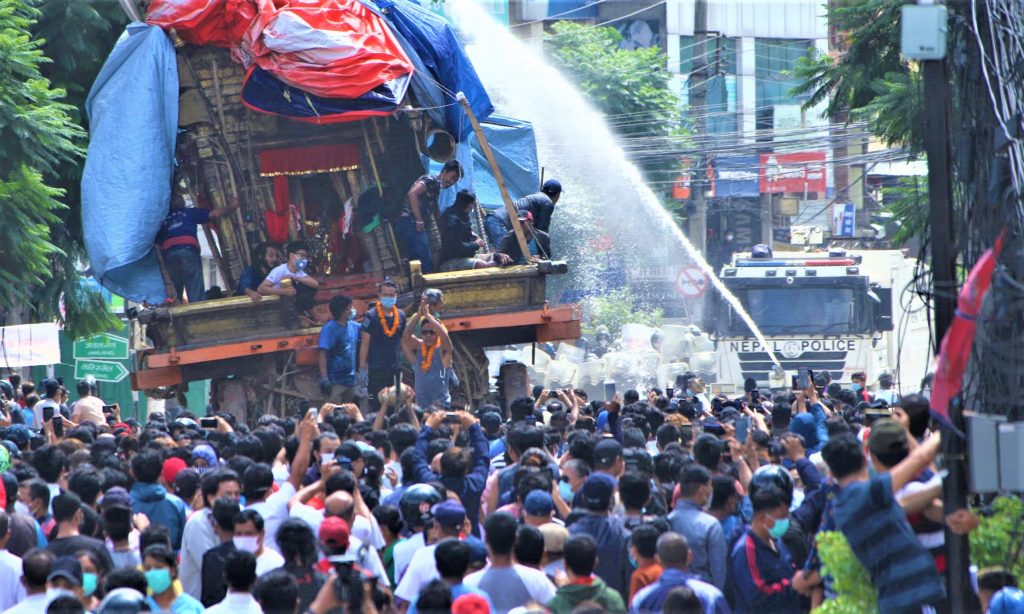 कर्फ्यू आदेश उल्लंघन गरे गोली हान्‍ने चेतावनी