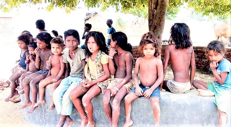 महोत्तरीको लोहारपट्टी नगरपालिकास्थित मुसहर टोलका बालिका, जो विद्यालय जाँदैनन् image