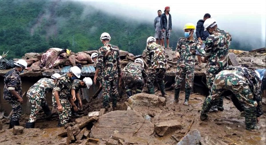 सिन्धुपाल्चोक पहिरोमा बेपत्ताको खोजीमा नेपाली सेना image