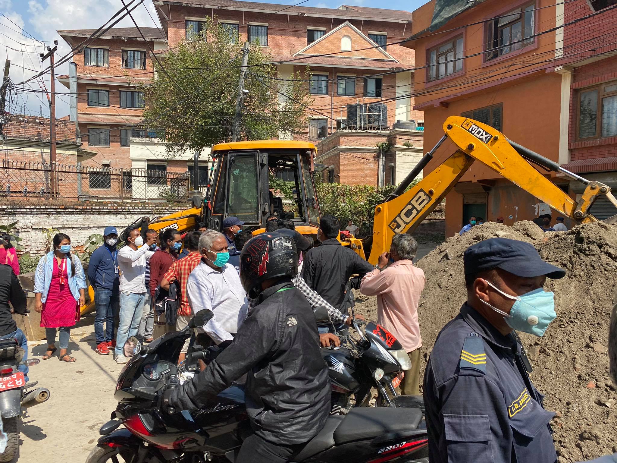 चावहिलमा अवस्थित गंगाहीटी टोलमा बस्तीको बीचभागमा शवदाहा स्थल बनाउँदा झडप, एकजना घाइते image