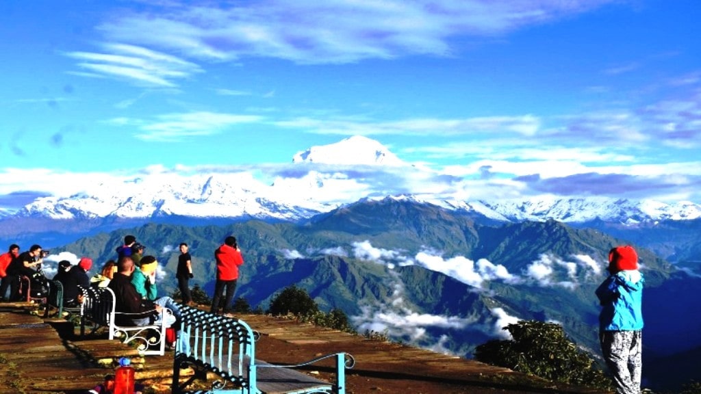 डराइ–डराइ पर्यटकको सेवा गर्छन् पर्यटन व्यवसायी image