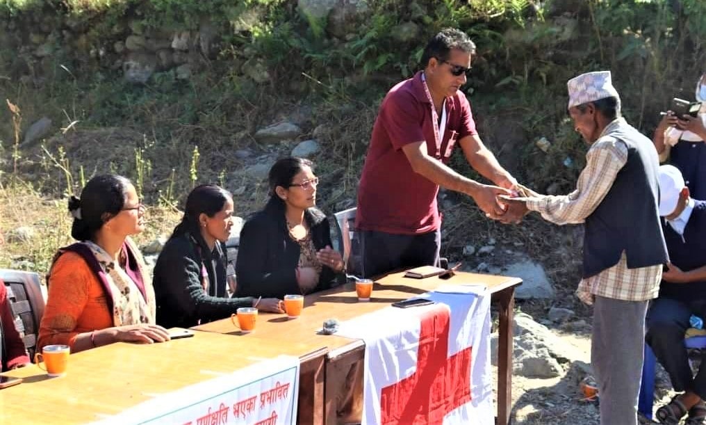 रेडक्रसद्वारा बाढीपिडितलाइ राहत बितरण