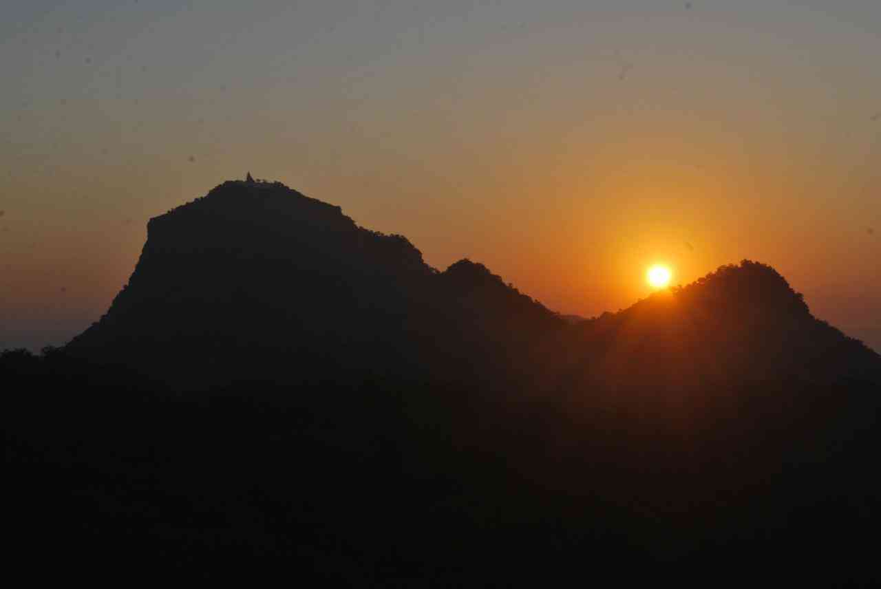 सूर्योदय हेर्न हाँडीकोट image