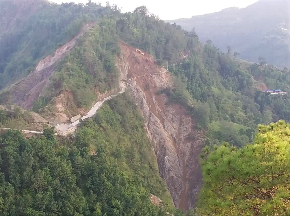 दसैंका यात्रु सवार गाडी खस्दा पाँचको मृत्यु, तीन घाइते image