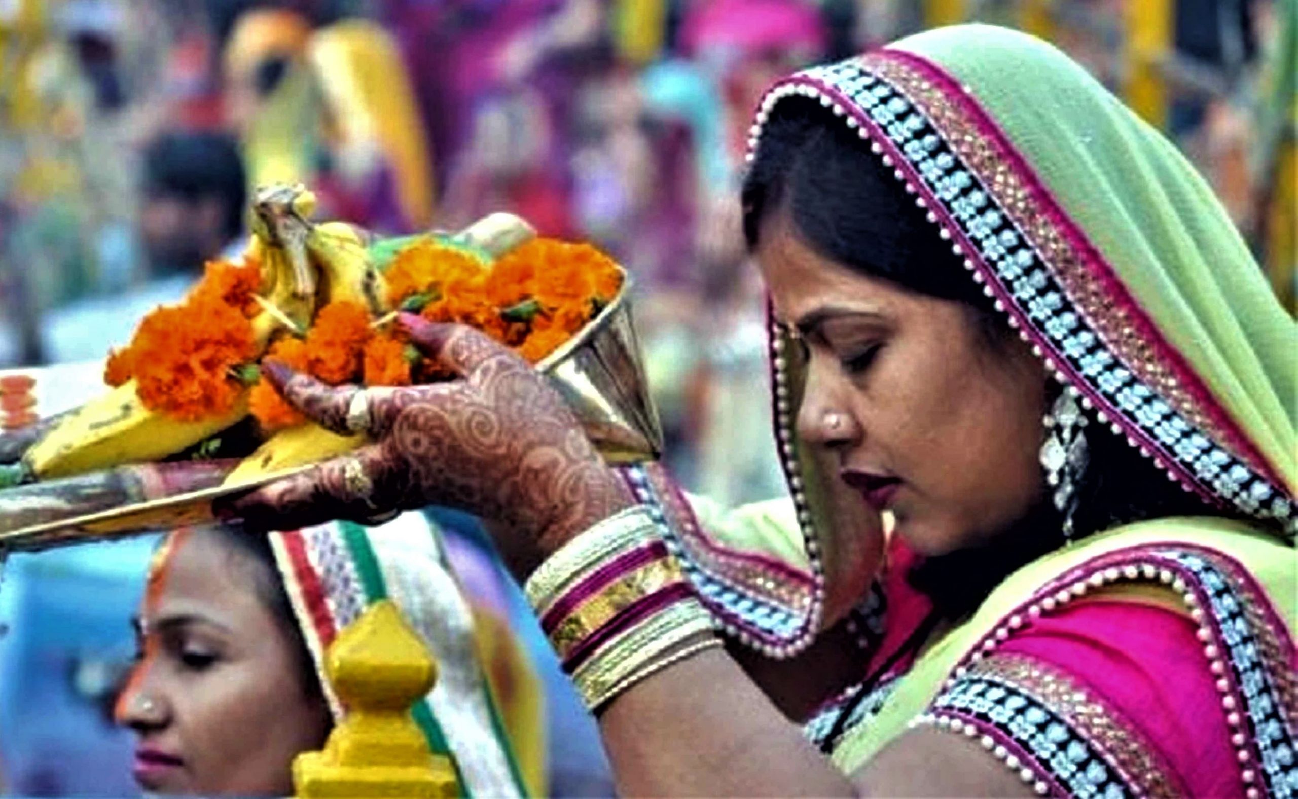छठ पर्व: अस्ताउँदो सूर्यलाई अर्घ image