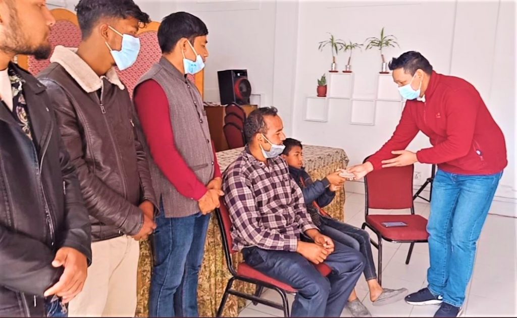 आगोले जलेका झक्कलाई विदेशमा रहेका नेपालीले जुटाइ दिए ९० हजार सहयाेग