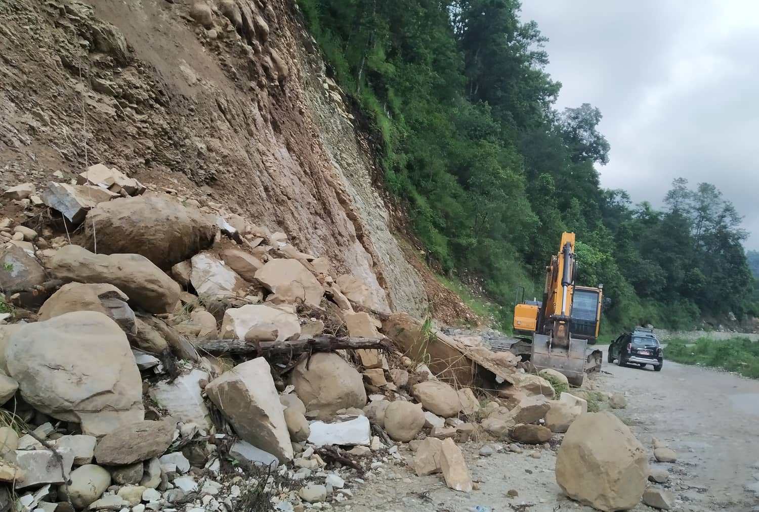 मध्यपहाडी लोकमार्गको पर्वत खण्डमा निर्माण तीव्र image