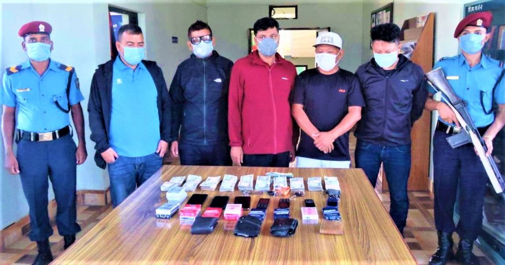 ८ लाख नगदसहित ठाउँको ठाउँ पाँचजना पक्राउ