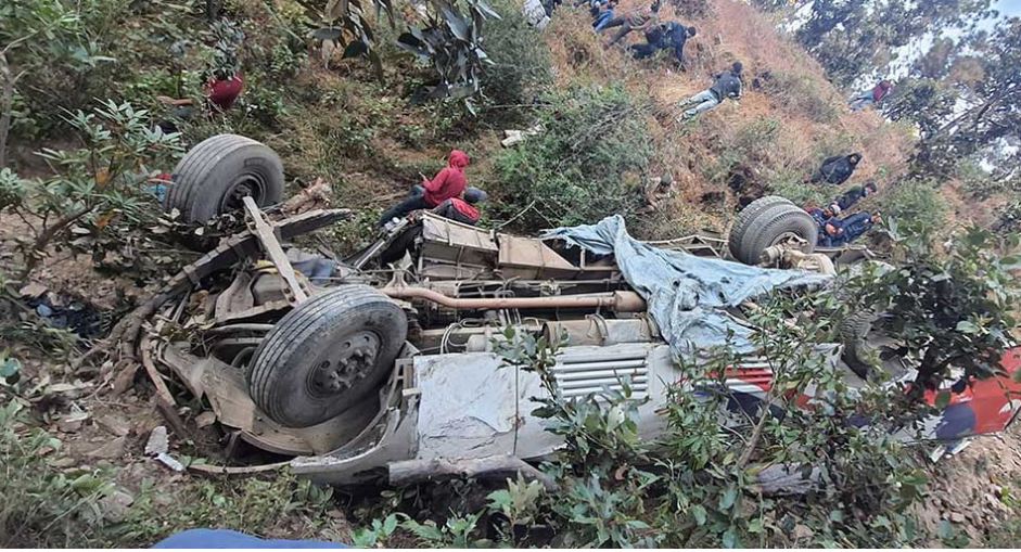 बैतडी बस दुर्घटना  मृतक ९ जनामध्ये चारको सनाखत image