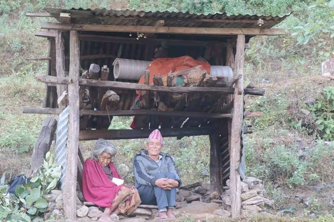 नागरिकता नुहँदा बनेन भूकम्पले भत्किएको घर : छाप्रोमै बास image