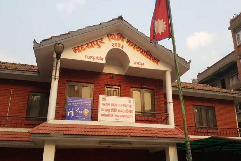वृद्ध भत्तामा पनि राजनीति  नगरपालिका घेराउ गर्न पुगे ज्येष्ठ नागरिक image