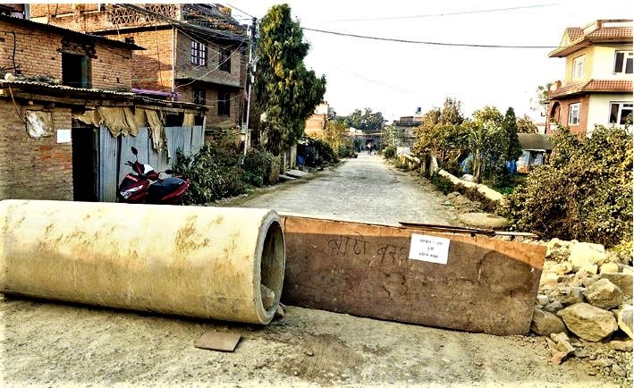 सिंहदरबारदेखि १० किलोमिटरको दूरीमा रहेको एक सडक तीन वर्षदेखि अलपत्र, सरकार मौन image