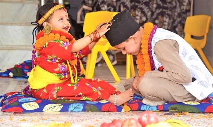कसरी मनाउने तिहार ? ‘मास्क नफुकाली खुला ठाउँमा बसेर टीका लगाउनुस्’ image