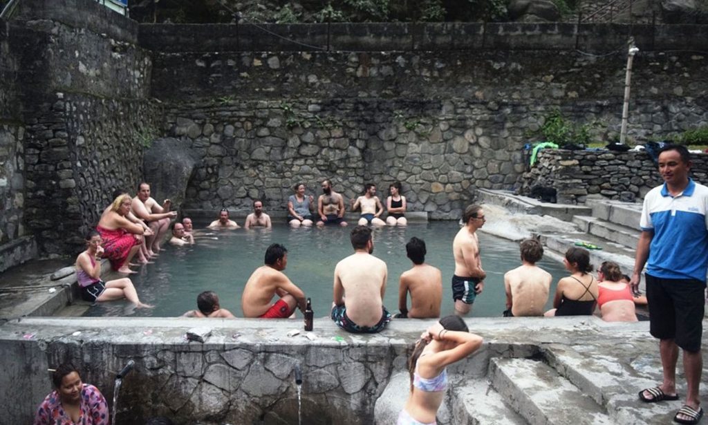 तातोपानीका कुण्डहरुमा नुहाउनका लागि स्थानीयवासीको घुइँचो