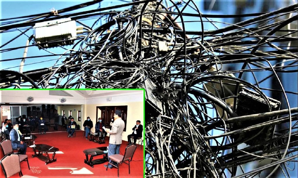 पुराना पोल स्थानान्तरण र तार तथा केबुलहरु व्यवस्थापन गरिदै