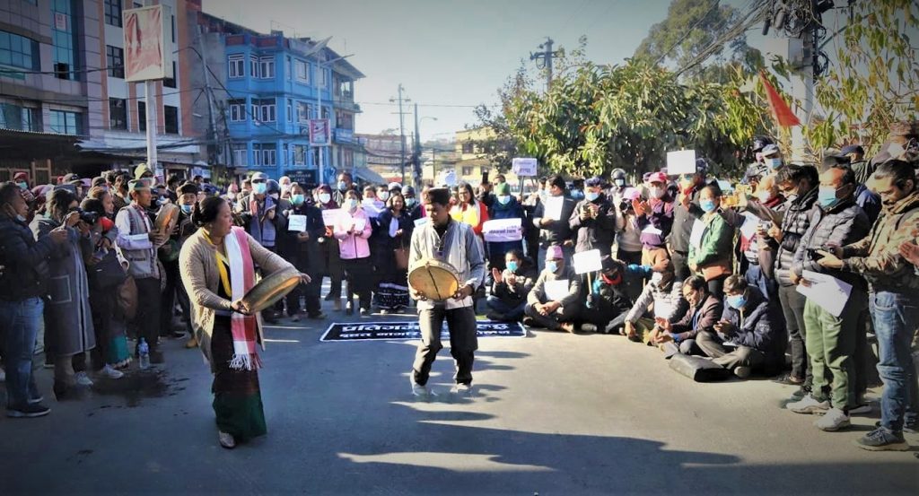 केपी कदम विरूद्व माइतीघरमा नागरिक समूहले बजायो ‘डम्फू’