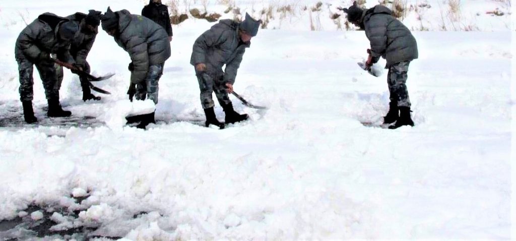 सुरक्षाकर्मीको दुश्मन जाडो: ज्याकेटको भरमा ड्युटी