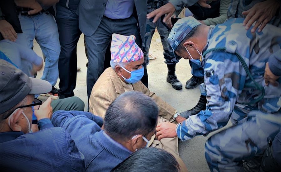 पुल उद्घाटन गर्न हिडेका काँग्रेस नेता पाैडेल प्रहरीको खोरमा भेटिएपछि… image