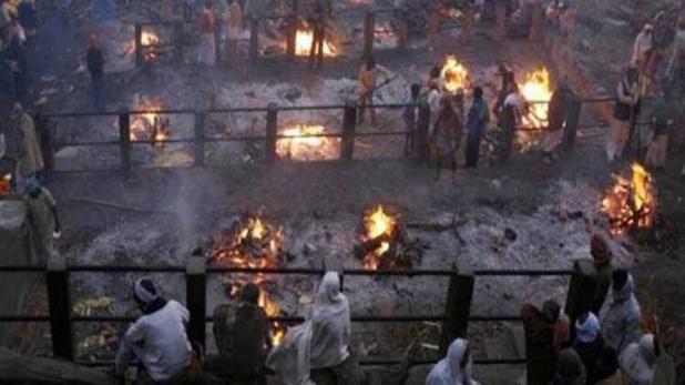के तपाइलाई थाहा छ ? जहा  शव जलाएपछिको खरानीमा होली खेलिन्छ 