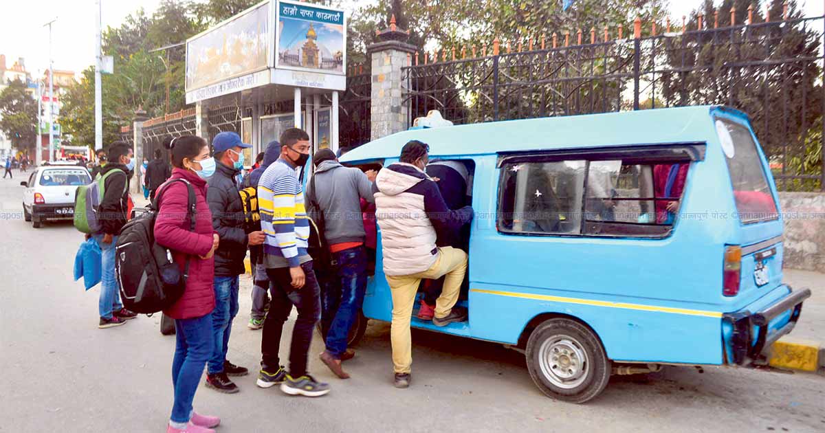 सार्वजनिक यातायातमा कोचाकोच image