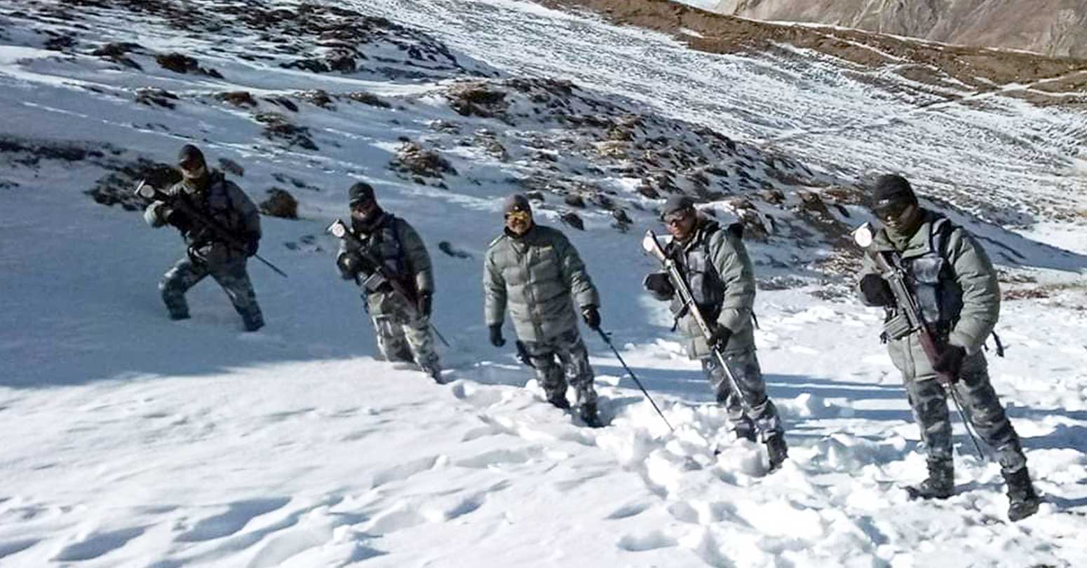 हिउँ छिचोल्दै सीमाक्षेत्रमा सशस्त्रको गस्ती image