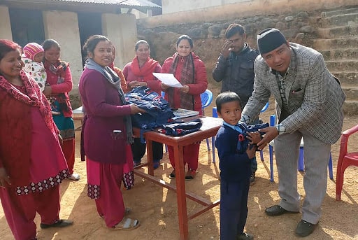 विद्यार्थीलाई न्यानो कपडा वितरण