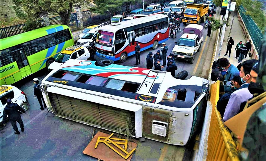 भद्रकालीमा बस पल्टियो, चालककाे अवस्था गम्भिर