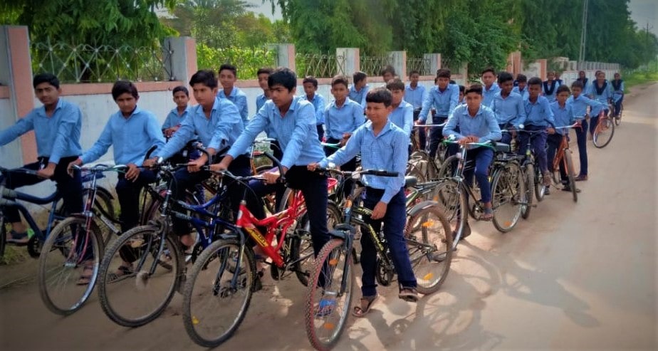 विद्यार्थीलाई साइकल वितरण