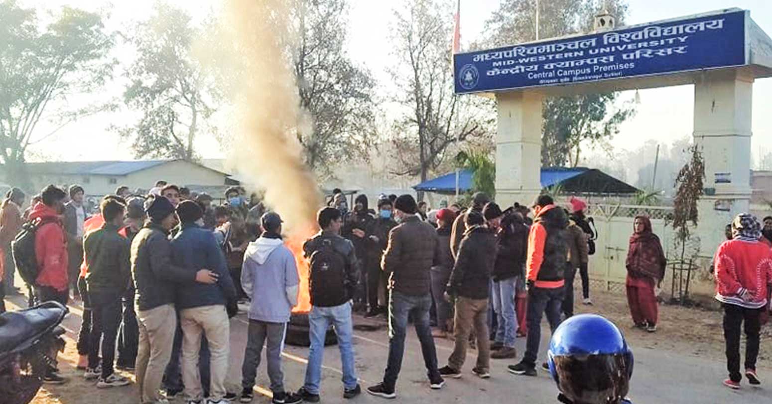 मध्यपश्चिमाञ्चल विश्वविद्यालयका विद्यार्थी आन्दोलनमा image
